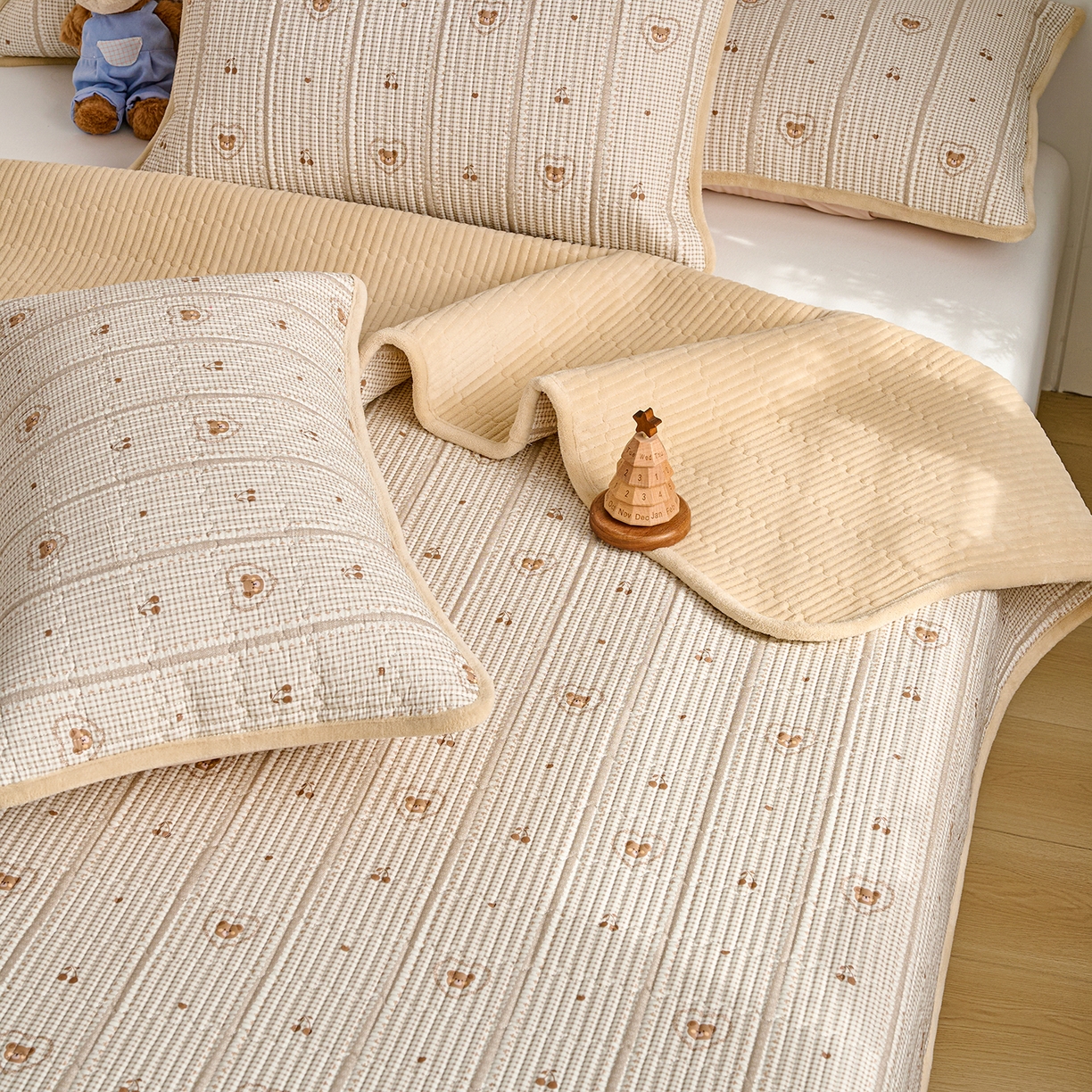 91家纺网 家纺一手货源 找家纺 X猫先生 2026新品A全棉B牛奶绒床盖一面全棉一面牛奶绒床盖炕盖加厚床单床垫四季款系列三 熊熊告白(A棉B绒）