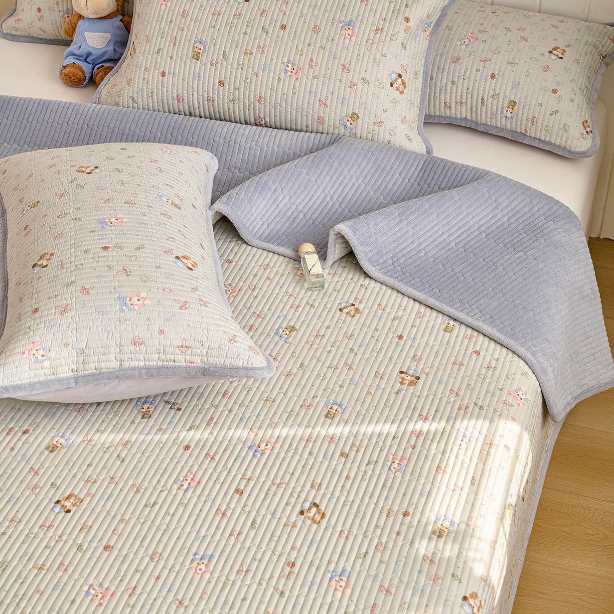 91家纺网 家纺一手货源 找家纺 X猫先生 2026新品A全棉B牛奶绒床盖一面全棉一面牛奶绒床盖炕盖加厚床单床垫四季款系列三 蘑菇小镇（A棉B绒）