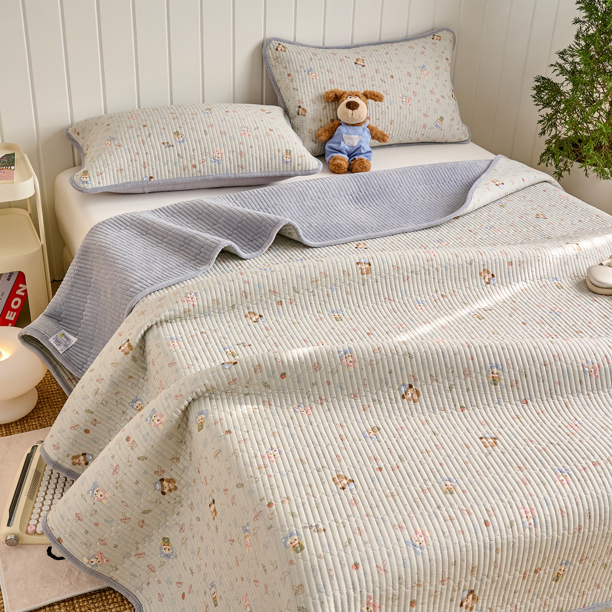 91家纺网 家纺一手货源 找家纺 X猫先生 2026新品A全棉B牛奶绒床盖一面全棉一面牛奶绒床盖炕盖加厚床单床垫四季款系列三 蘑菇小镇（A棉B绒）