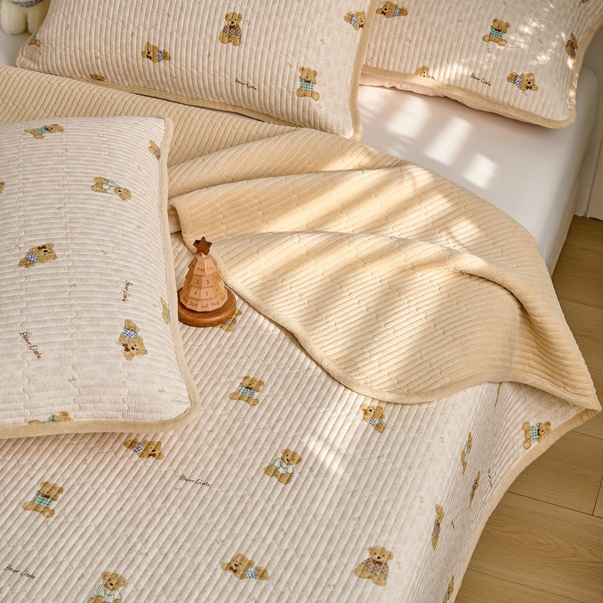 91家纺网 家纺一手货源 找家纺 X猫先生 2026新品A全棉B牛奶绒床盖一面全棉一面牛奶绒床盖炕盖加厚床单床垫四季款系列三 趴趴熊(A棉B绒）