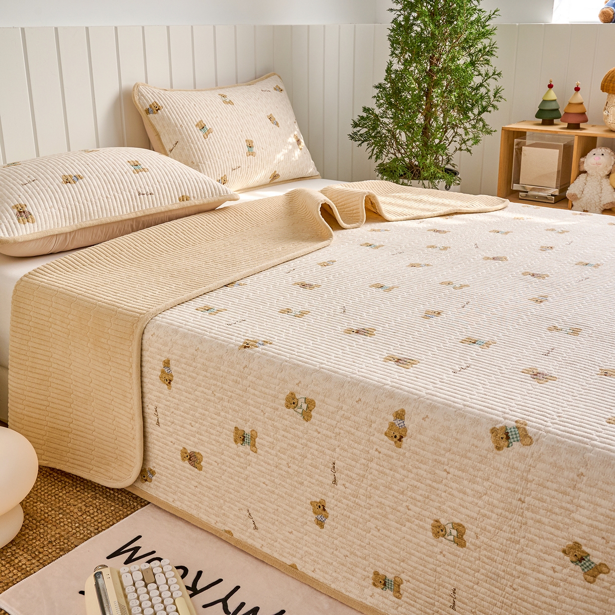 91家纺网 家纺一手货源 找家纺 X猫先生 2026新品A全棉B牛奶绒床盖一面全棉一面牛奶绒床盖炕盖加厚床单床垫四季款系列三 趴趴熊(A棉B绒）