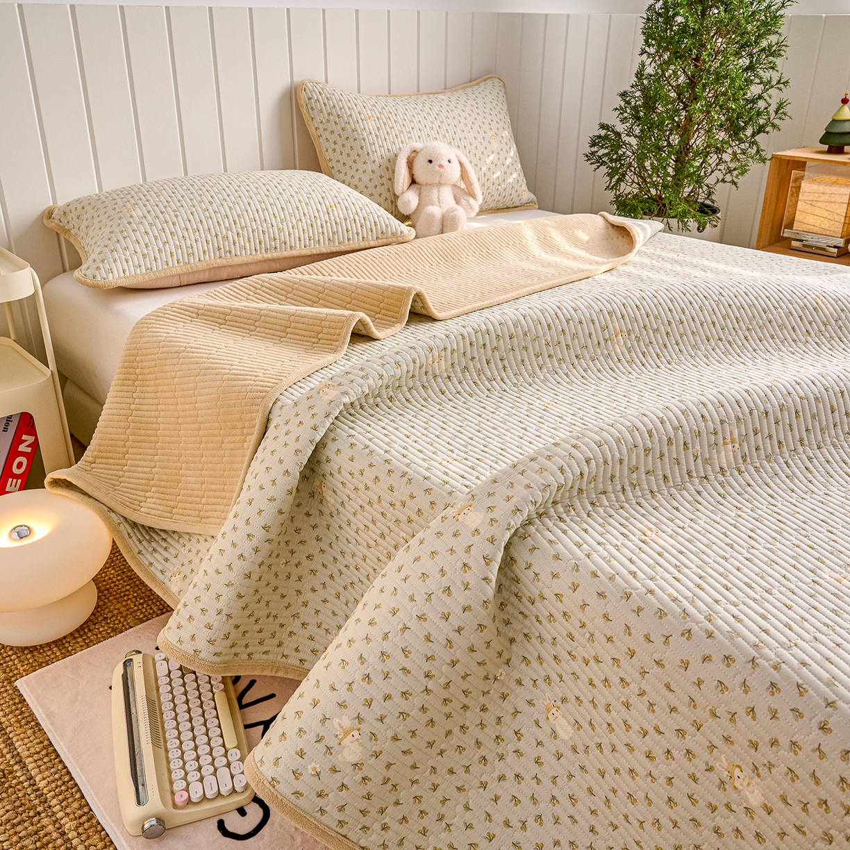 91家纺网 家纺一手货源 找家纺 X猫先生 2026新品A全棉B牛奶绒床盖一面全棉一面牛奶绒床盖炕盖加厚床单床垫四季款系列三 春游兔兔（A棉B绒）