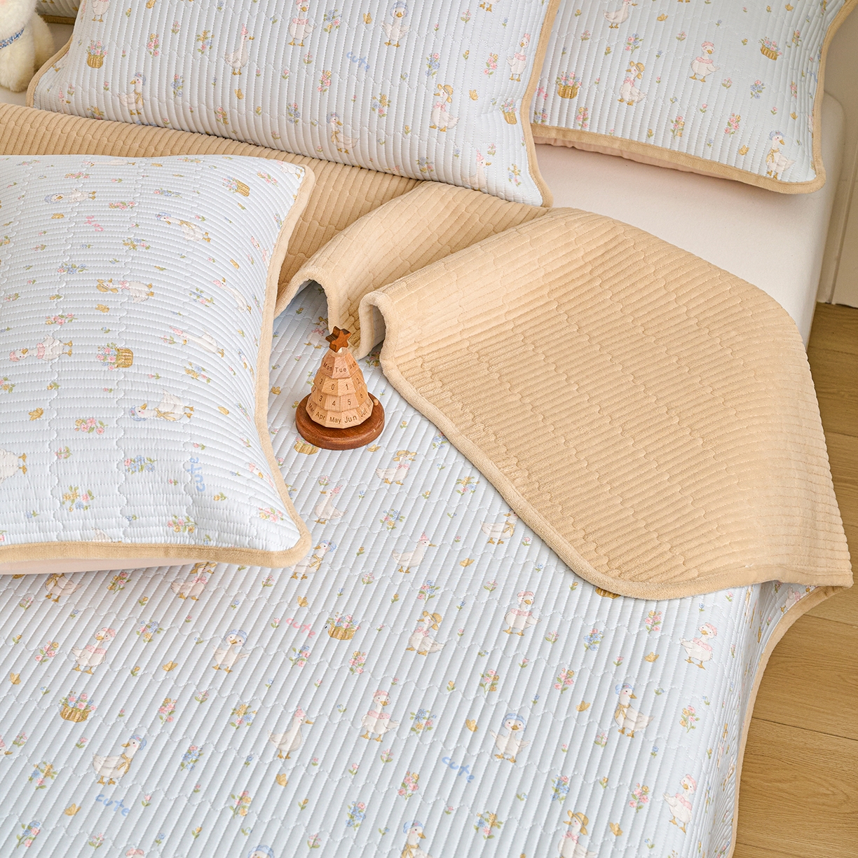 91家纺网 家纺一手货源 找家纺 X猫先生 2026新品A全棉B牛奶绒床盖一面全棉一面牛奶绒床盖炕盖加厚床单床垫四季款系列三 萌萌鸭（A棉B绒）