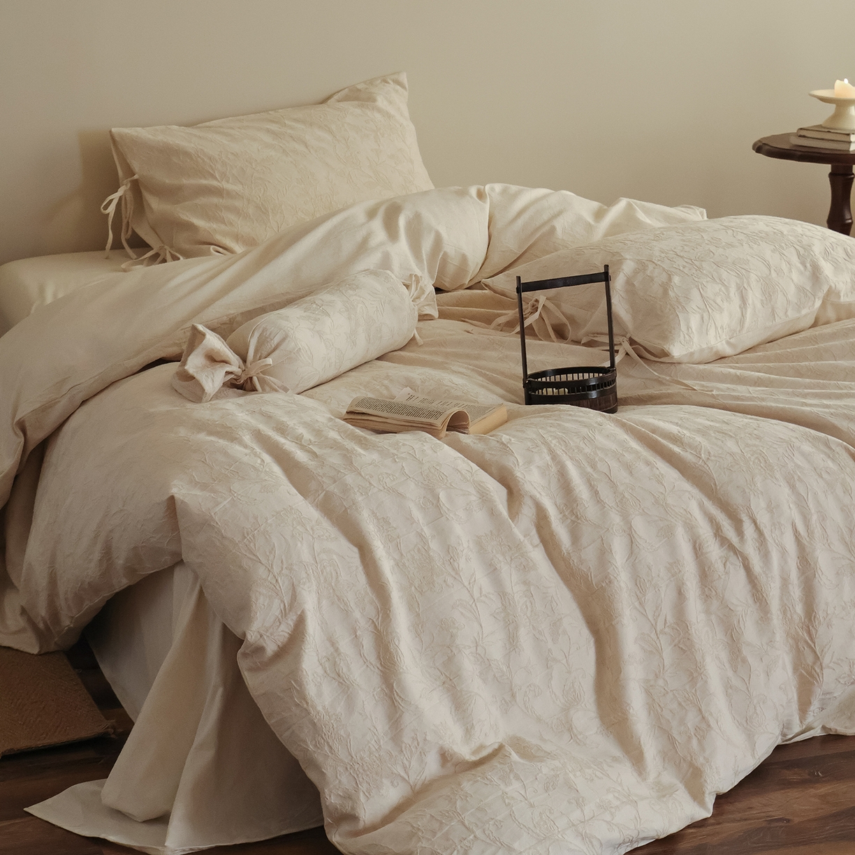 91家纺网 家纺一手货源 找家纺 极简 2026新款全棉亚麻浮雕提花四件套（控价：小号195标准295加大313） 花语入梦