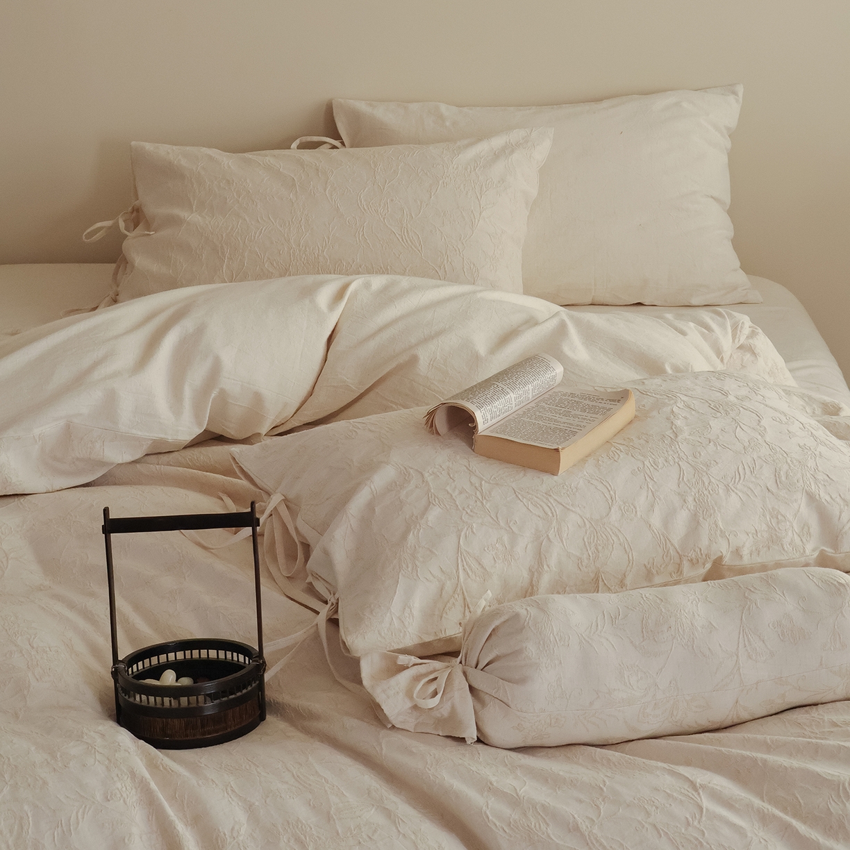 91家纺网 家纺一手货源 找家纺 极简 2026新款全棉亚麻浮雕提花四件套（控价：小号195标准295加大313） 花语入梦