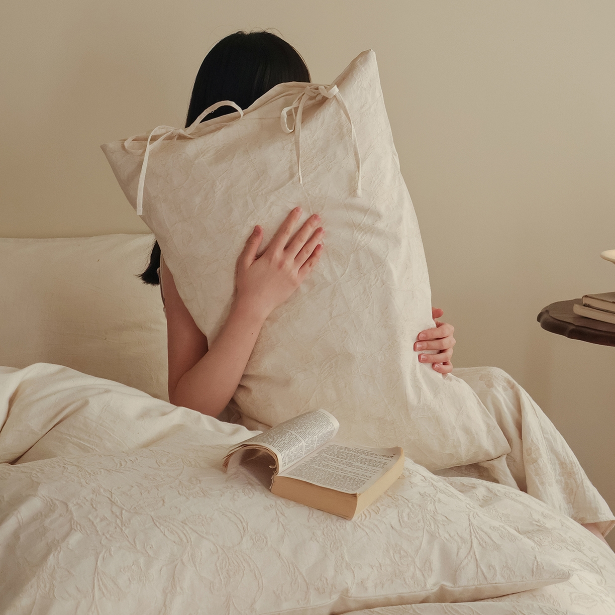 91家纺网 家纺一手货源 找家纺 极简 2026新款全棉亚麻浮雕提花四件套（控价：小号195标准295加大313） 花语入梦