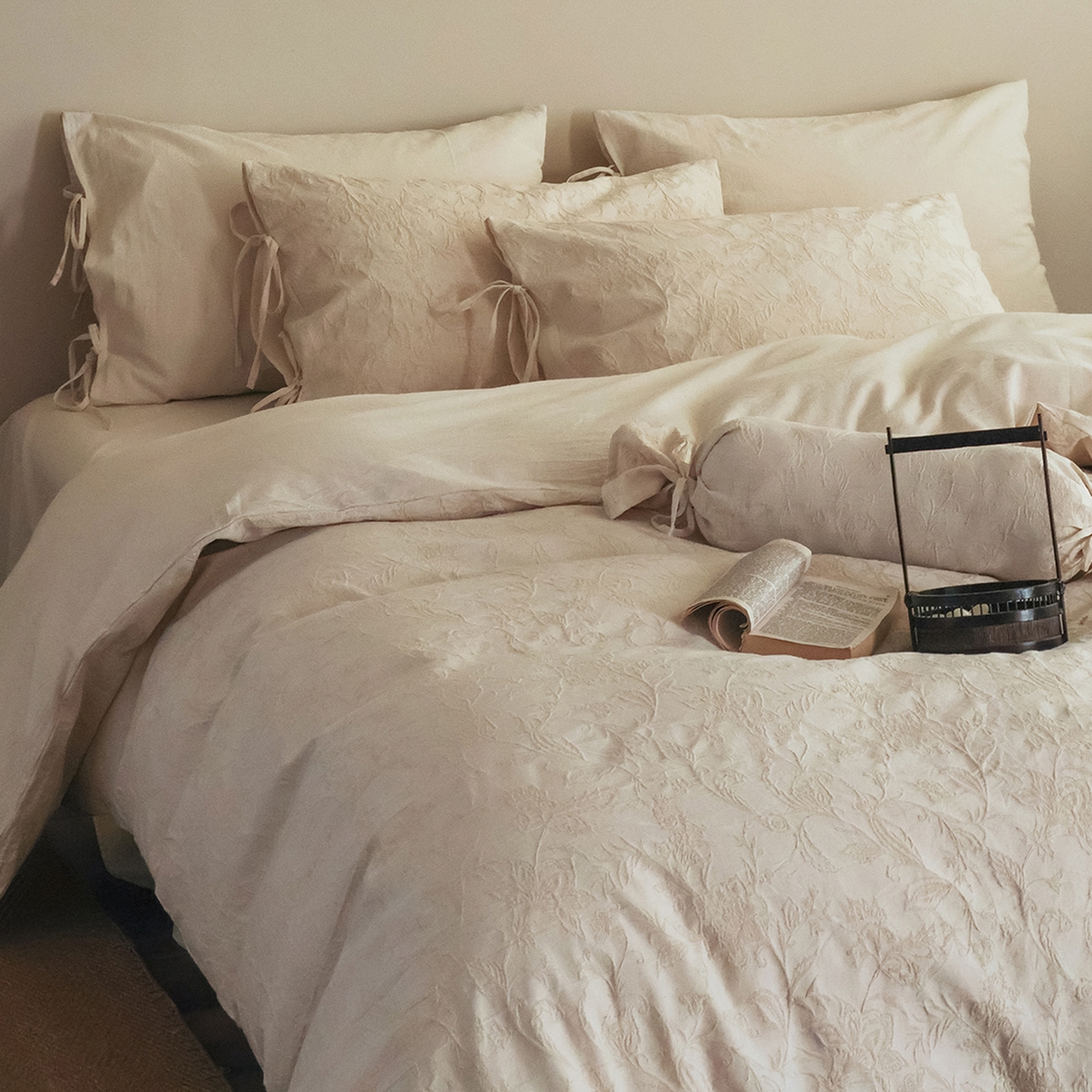 91家纺网 家纺一手货源 找家纺 极简 2026新款全棉亚麻浮雕提花四件套（控价：小号195标准295加大313） 花语入梦