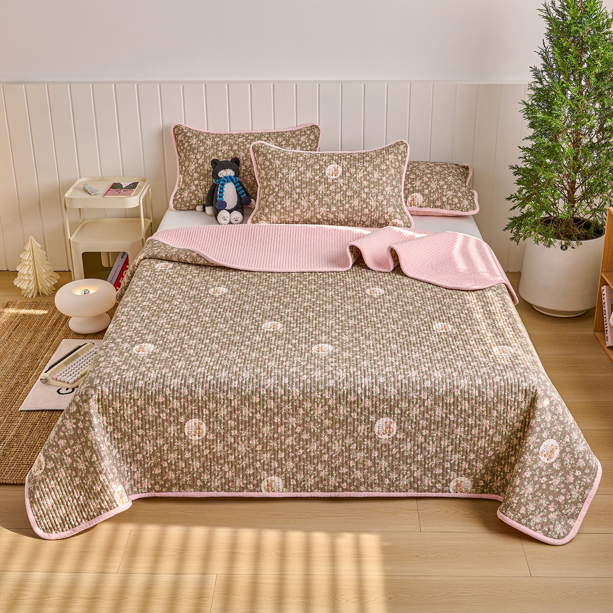 91家纺网 家纺一手货源 找家纺 X猫先生 2026新品A全棉B牛奶绒床盖一面全棉一面牛奶绒床盖炕盖加厚床单床垫四季款系列三 繁花小熊（A棉B绒）