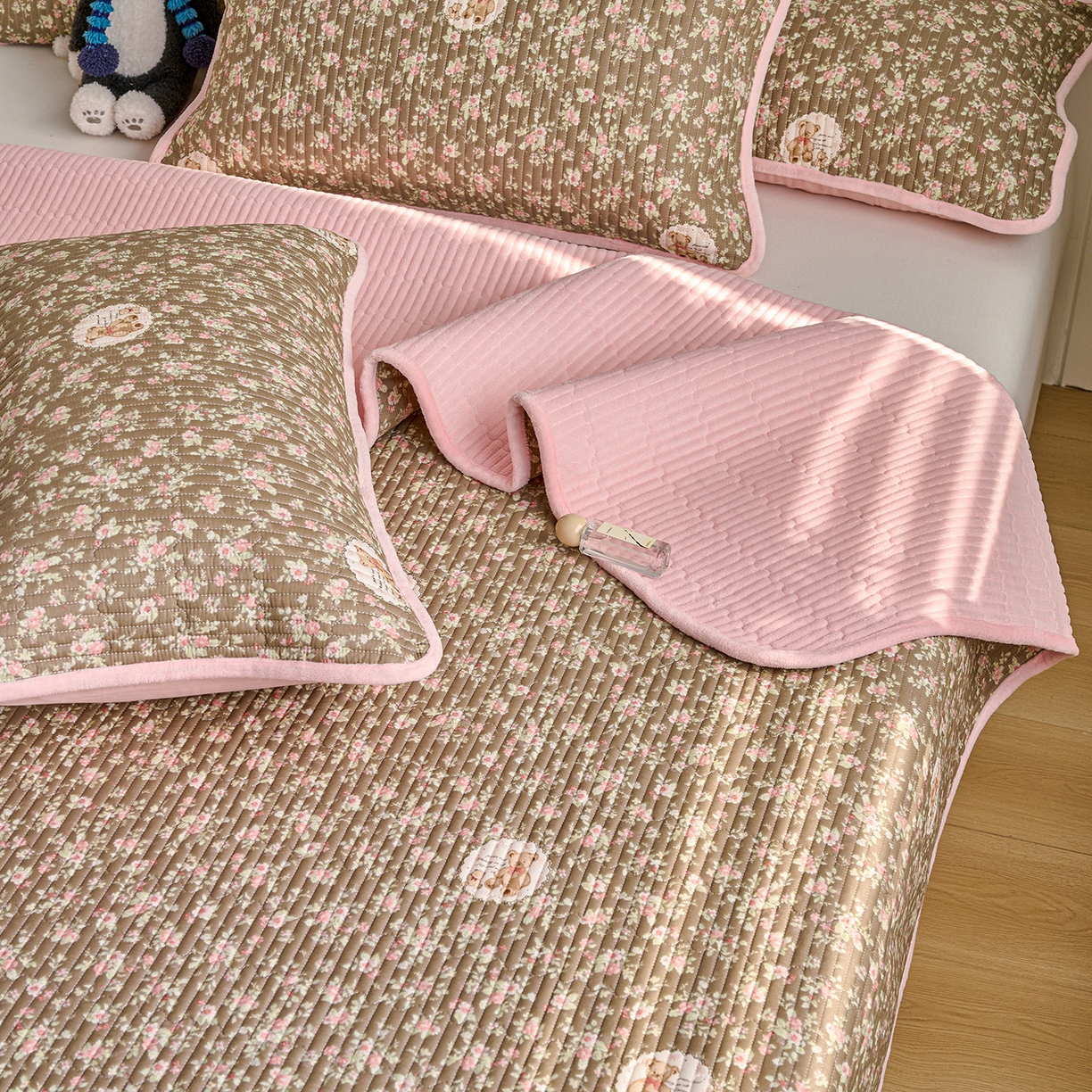 91家纺网 家纺一手货源 找家纺 X猫先生 2026新品A全棉B牛奶绒床盖一面全棉一面牛奶绒床盖炕盖加厚床单床垫四季款系列三 繁花小熊（A棉B绒）