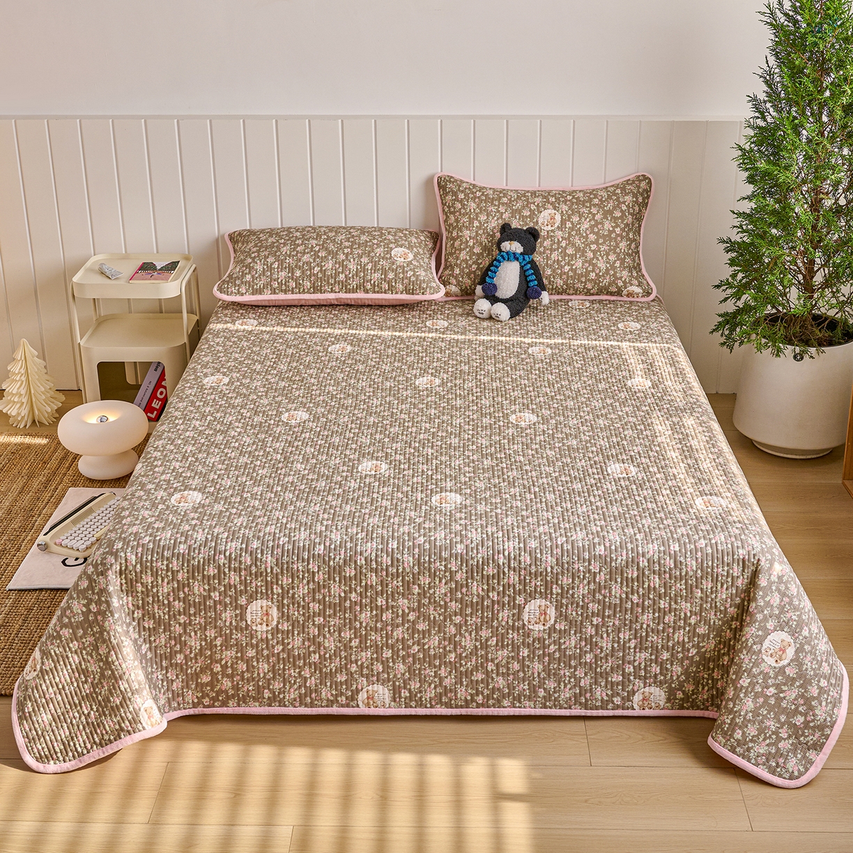 91家纺网 家纺一手货源 找家纺 X猫先生 2026新品A全棉B牛奶绒床盖一面全棉一面牛奶绒床盖炕盖加厚床单床垫四季款系列三 繁花小熊（A棉B绒）