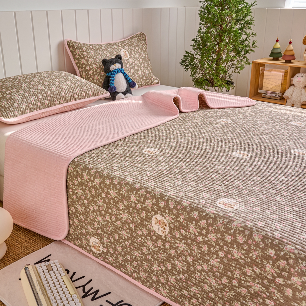 91家纺网 家纺一手货源 找家纺 X猫先生 2026新品A全棉B牛奶绒床盖一面全棉一面牛奶绒床盖炕盖加厚床单床垫四季款系列三 繁花小熊（A棉B绒）