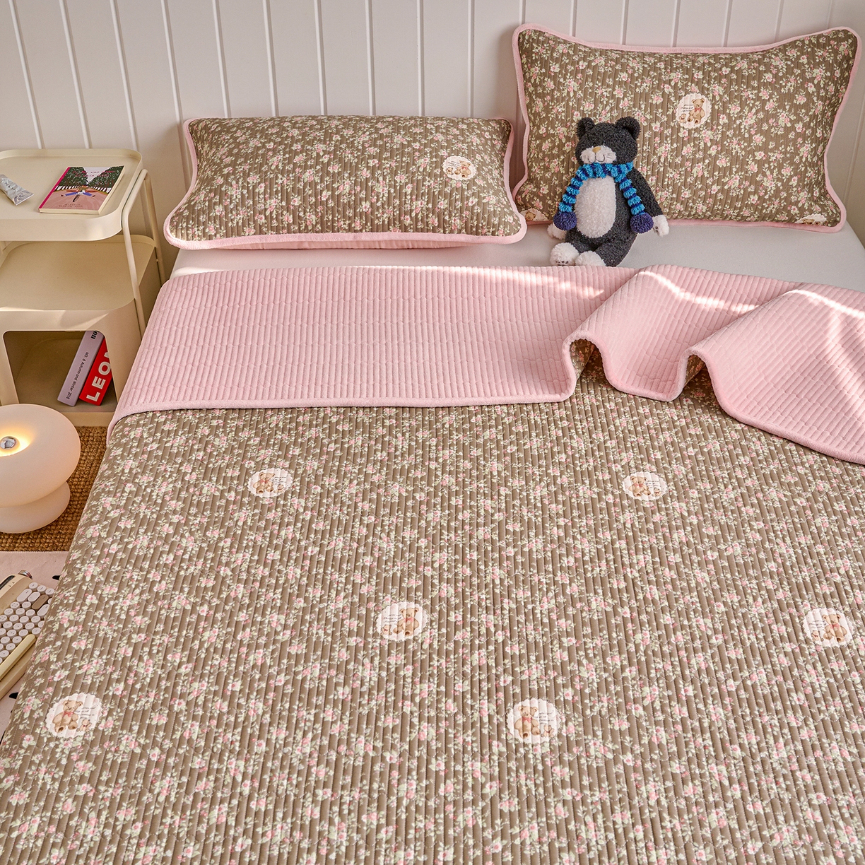 91家纺网 家纺一手货源 找家纺 X猫先生 2026新品A全棉B牛奶绒床盖一面全棉一面牛奶绒床盖炕盖加厚床单床垫四季款系列三 繁花小熊（A棉B绒）