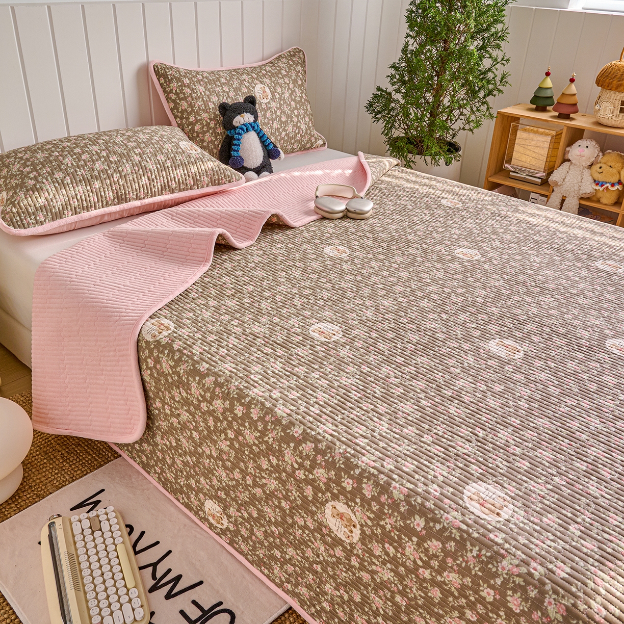 91家纺网 家纺一手货源 找家纺 X猫先生 2026新品A全棉B牛奶绒床盖一面全棉一面牛奶绒床盖炕盖加厚床单床垫四季款系列三 繁花小熊（A棉B绒）