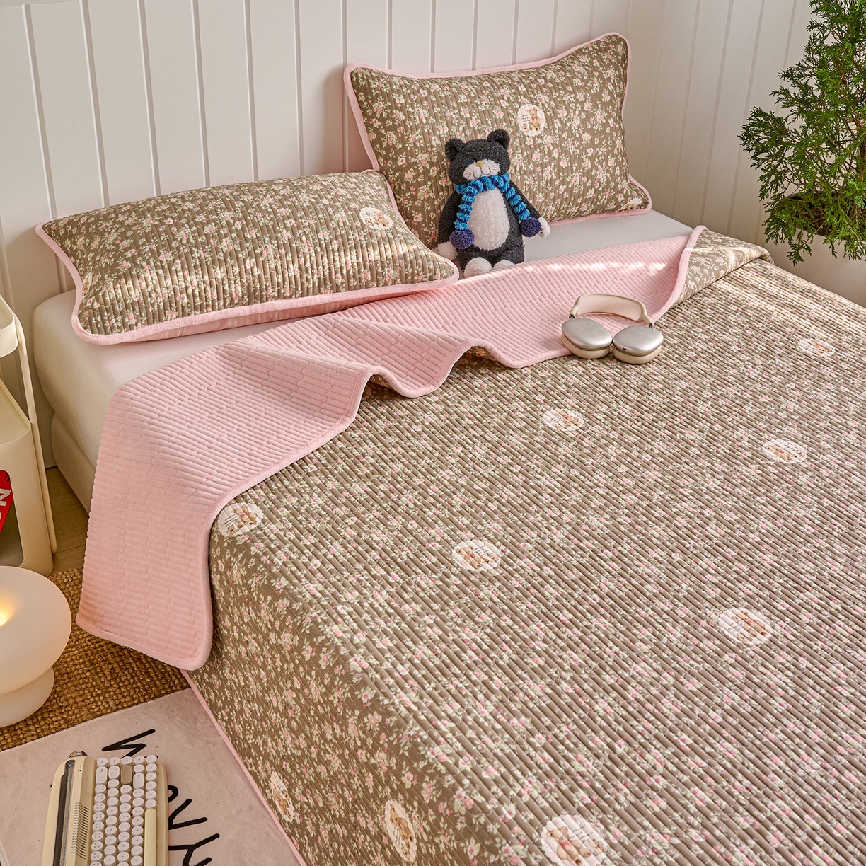 91家纺网 家纺一手货源 找家纺 X猫先生 2026新品A全棉B牛奶绒床盖一面全棉一面牛奶绒床盖炕盖加厚床单床垫四季款系列三 繁花小熊（A棉B绒）