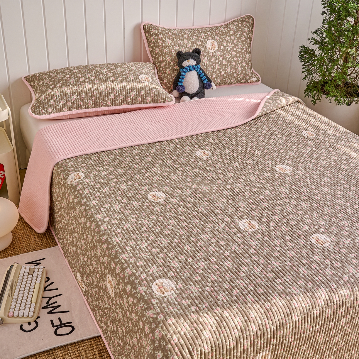 91家纺网 家纺一手货源 找家纺 X猫先生 2026新品A全棉B牛奶绒床盖一面全棉一面牛奶绒床盖炕盖加厚床单床垫四季款系列三 繁花小熊（A棉B绒）