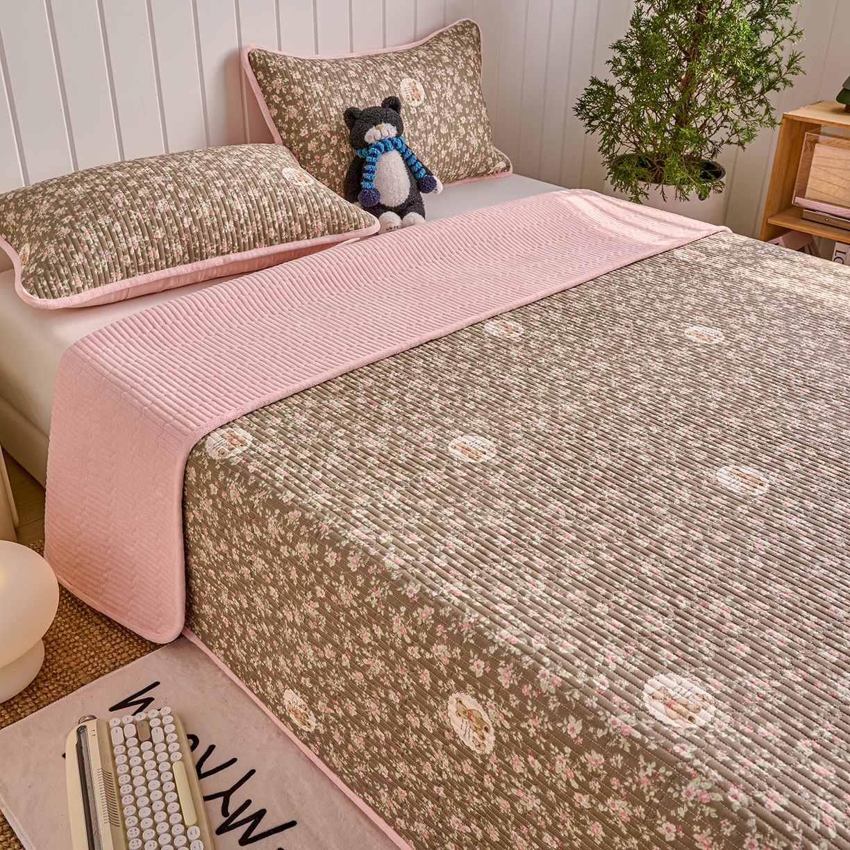 91家纺网 家纺一手货源 找家纺 X猫先生 2026新品A全棉B牛奶绒床盖一面全棉一面牛奶绒床盖炕盖加厚床单床垫四季款系列三 繁花小熊（A棉B绒）