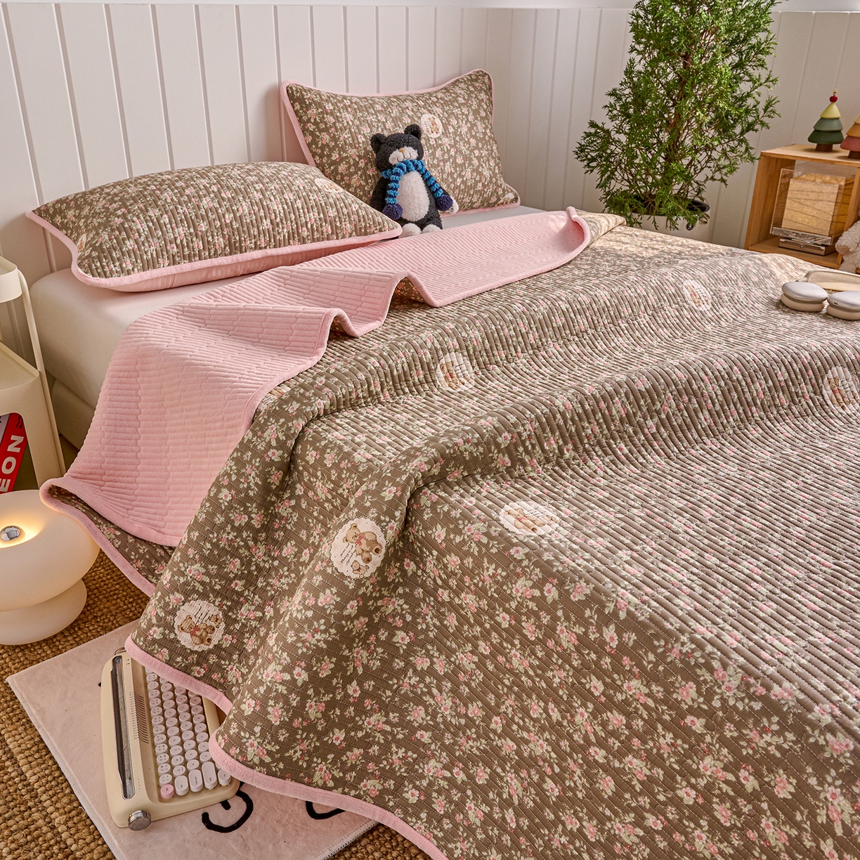 91家纺网 家纺一手货源 找家纺 X猫先生 2026新品A全棉B牛奶绒床盖一面全棉一面牛奶绒床盖炕盖加厚床单床垫四季款系列三 繁花小熊（A棉B绒）