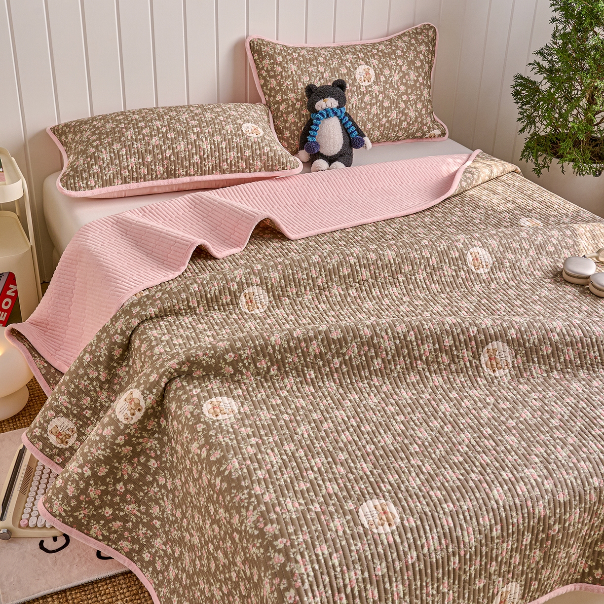 91家纺网 家纺一手货源 找家纺 X猫先生 2026新品A全棉B牛奶绒床盖一面全棉一面牛奶绒床盖炕盖加厚床单床垫四季款系列三 繁花小熊（A棉B绒）