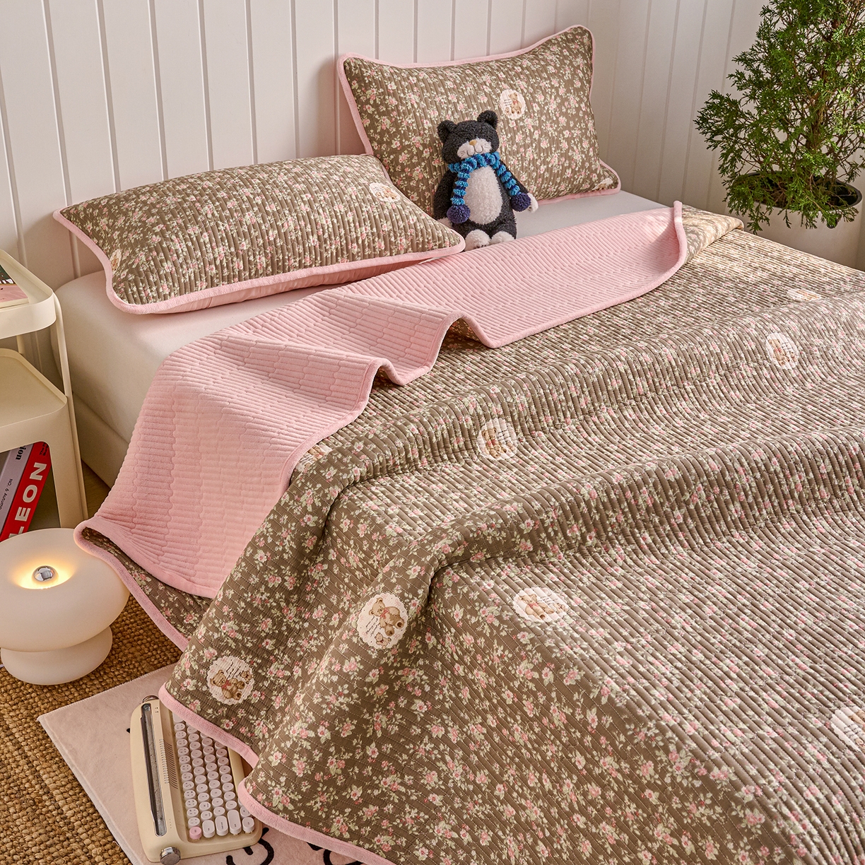 91家纺网 家纺一手货源 找家纺 X猫先生 2026新品A全棉B牛奶绒床盖一面全棉一面牛奶绒床盖炕盖加厚床单床垫四季款系列三 繁花小熊（A棉B绒）