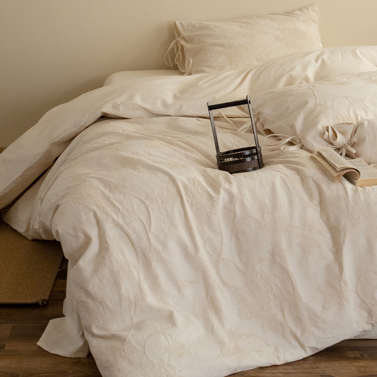 91家纺网 家纺一手货源 找家纺 极简 2026新款全棉亚麻浮雕提花四件套（控价：小号195标准295加大313） 素秋叶韵