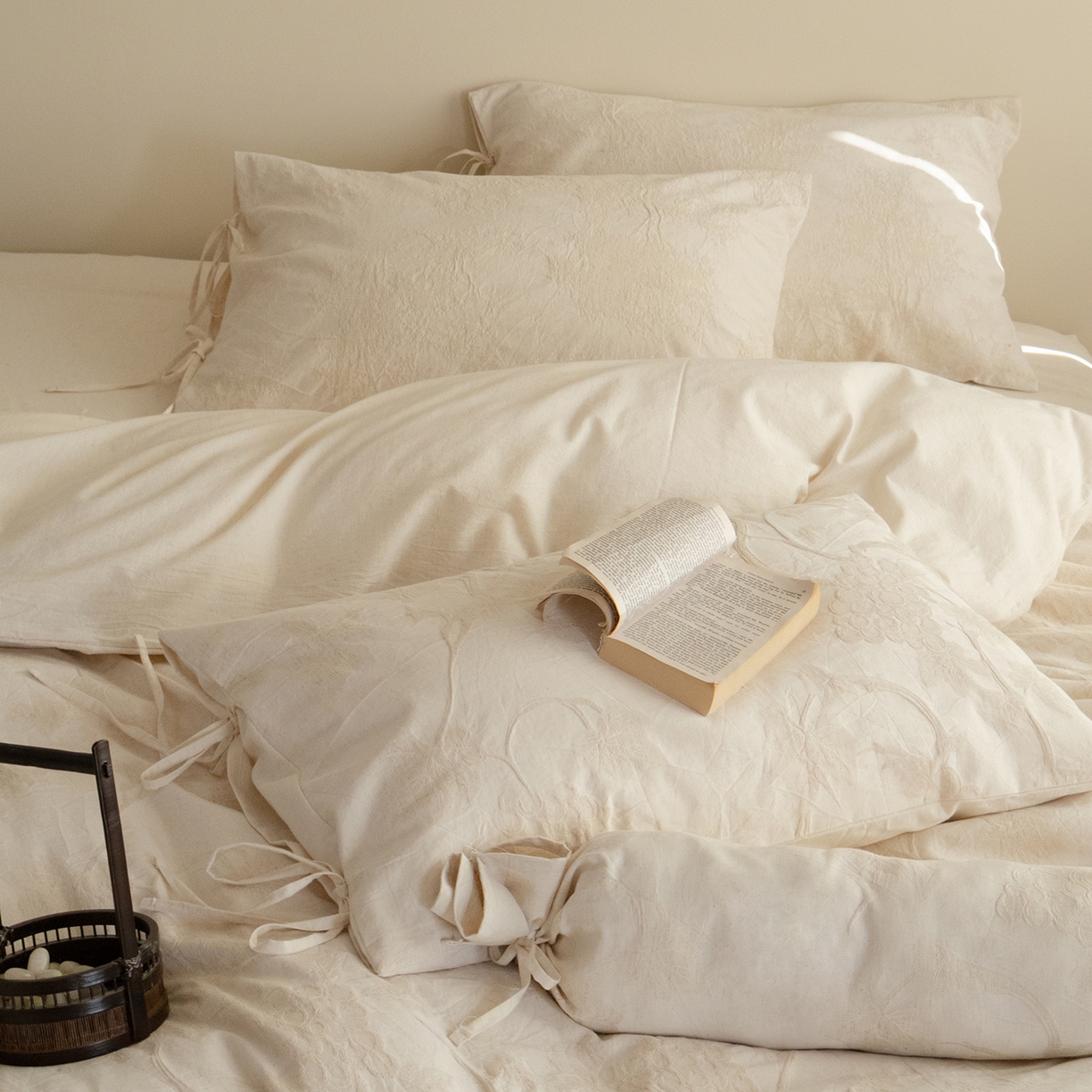 91家纺网 家纺一手货源 找家纺 极简 2026新款全棉亚麻浮雕提花四件套（控价：小号195标准295加大313） 素秋叶韵