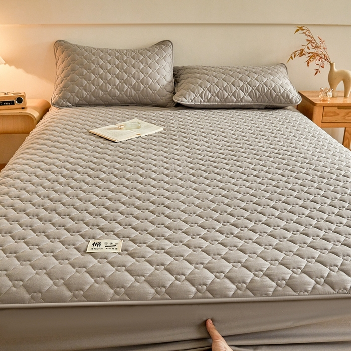 91家纺网 家纺一手货源 找家纺 卡诗兰 2026新款夹棉全棉床笠 爱心-烟雾灰