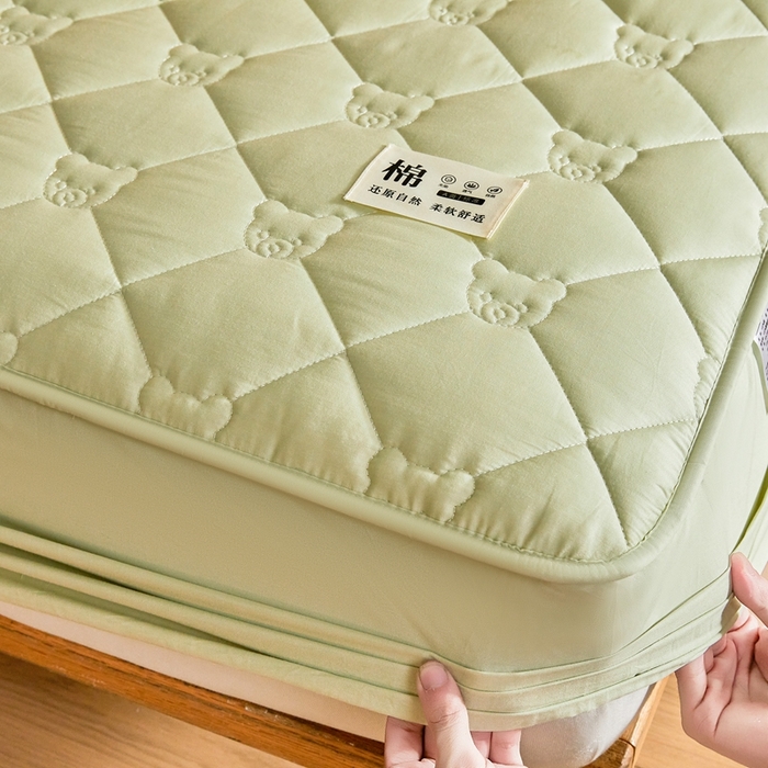 91家纺网 家纺一手货源 找家纺 卡诗兰 2026新款夹棉全棉床笠 小熊-橄榄绿