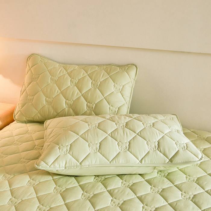 91家纺网 家纺一手货源 找家纺 卡诗兰 2026新款夹棉全棉床笠 小熊-橄榄绿