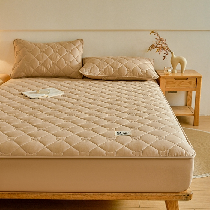 91家纺网 家纺一手货源 找家纺 卡诗兰 2026新款夹棉全棉床笠 小熊-暖栗卡