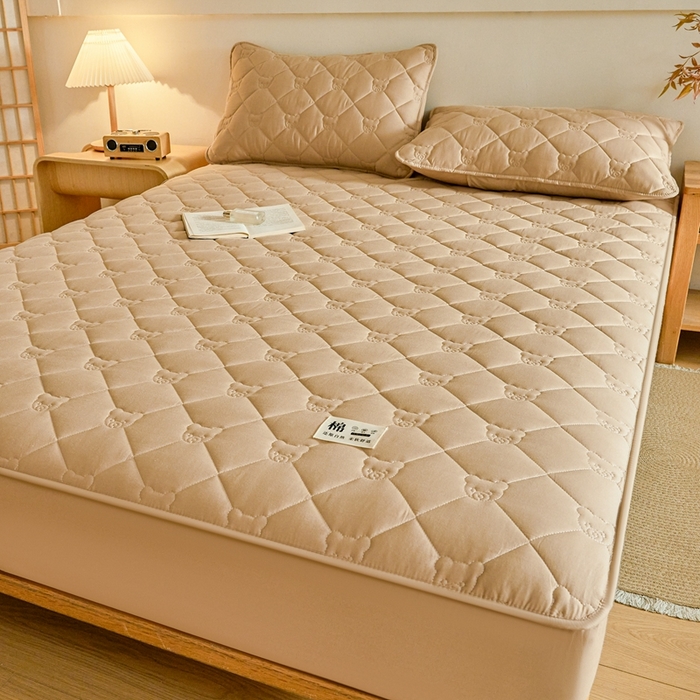 91家纺网 家纺一手货源 找家纺 卡诗兰 2026新款夹棉全棉床笠 小熊-暖栗卡