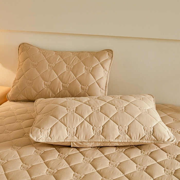 91家纺网 家纺一手货源 找家纺 卡诗兰 2026新款夹棉全棉床笠 小熊-暖栗卡