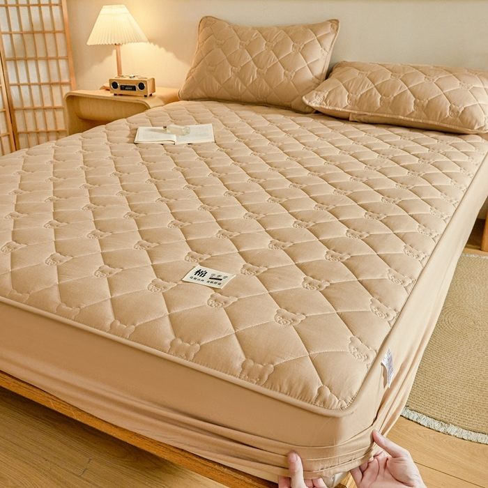 91家纺网 家纺一手货源 找家纺 卡诗兰 2026新款夹棉全棉床笠 小熊-暖栗卡