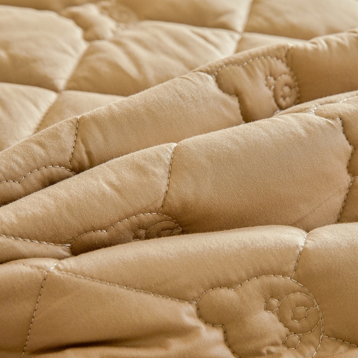 91家纺网 家纺一手货源 找家纺 卡诗兰 2026新款夹棉全棉床笠 小熊-暖栗卡