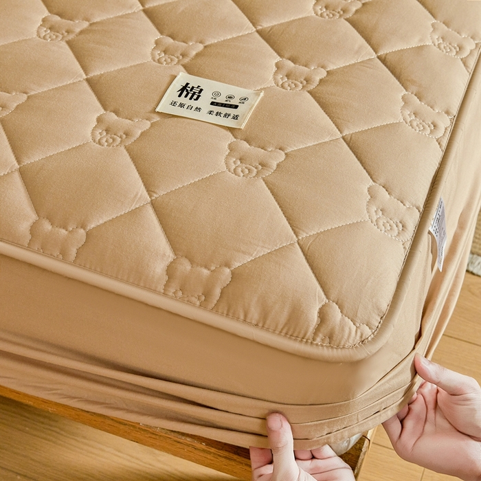 91家纺网 家纺一手货源 找家纺 卡诗兰 2026新款夹棉全棉床笠 小熊-暖栗卡