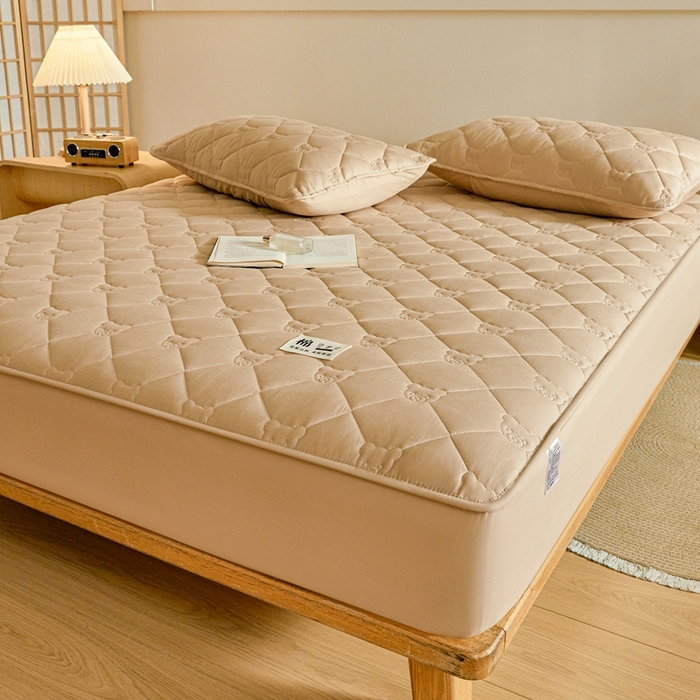 91家纺网 家纺一手货源 找家纺 卡诗兰 2026新款夹棉全棉床笠 小熊-暖栗卡