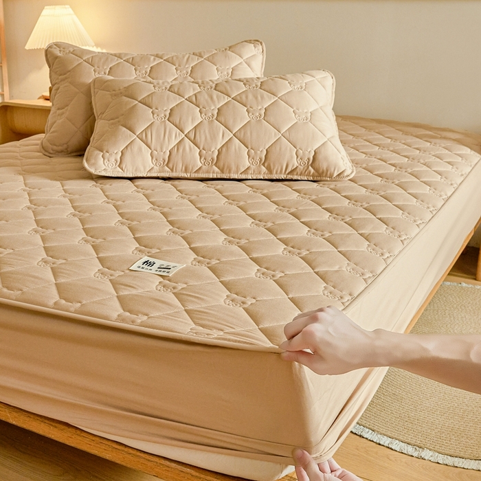 91家纺网 家纺一手货源 找家纺 卡诗兰 2026新款夹棉全棉床笠 小熊-暖栗卡