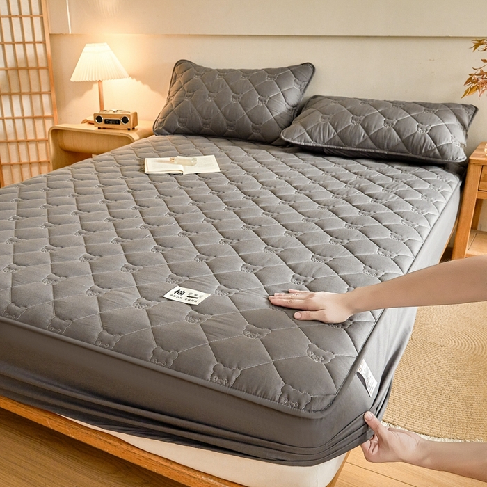 91家纺网 家纺一手货源 找家纺 卡诗兰 2026新款夹棉全棉床笠 小熊-石墨灰