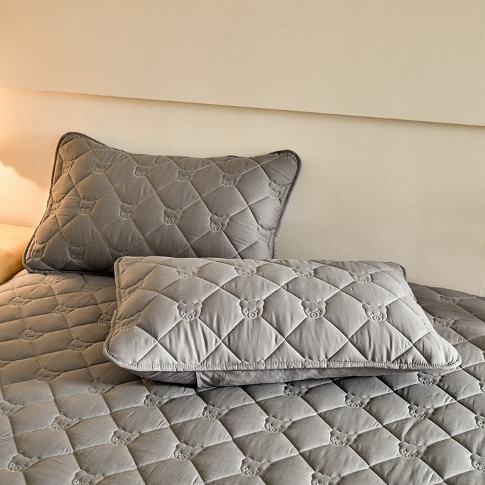 91家纺网 家纺一手货源 找家纺 卡诗兰 2026新款夹棉全棉床笠 小熊-石墨灰