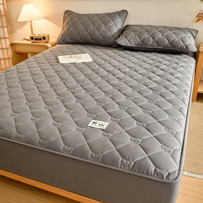 91家纺网 家纺一手货源 找家纺 卡诗兰 2026新款夹棉全棉床笠 小熊-石墨灰