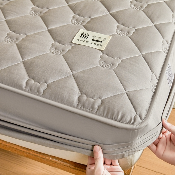 91家纺网 家纺一手货源 找家纺 卡诗兰 2026新款夹棉全棉床笠 小熊-烟雾灰