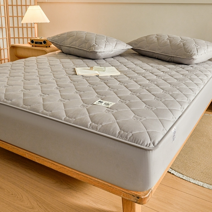 91家纺网 家纺一手货源 找家纺 卡诗兰 2026新款夹棉全棉床笠 小熊-烟雾灰