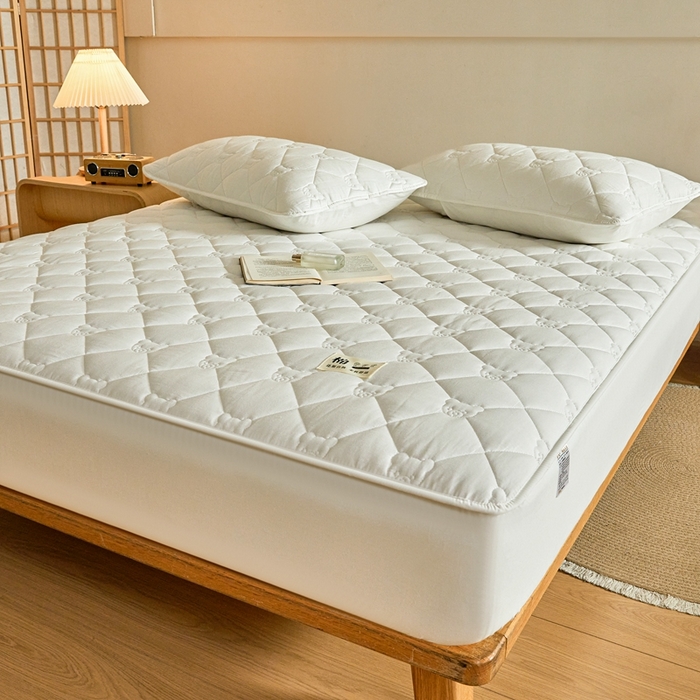 91家纺网 家纺一手货源 找家纺 卡诗兰 2026新款夹棉全棉床笠 小熊-珍珠白