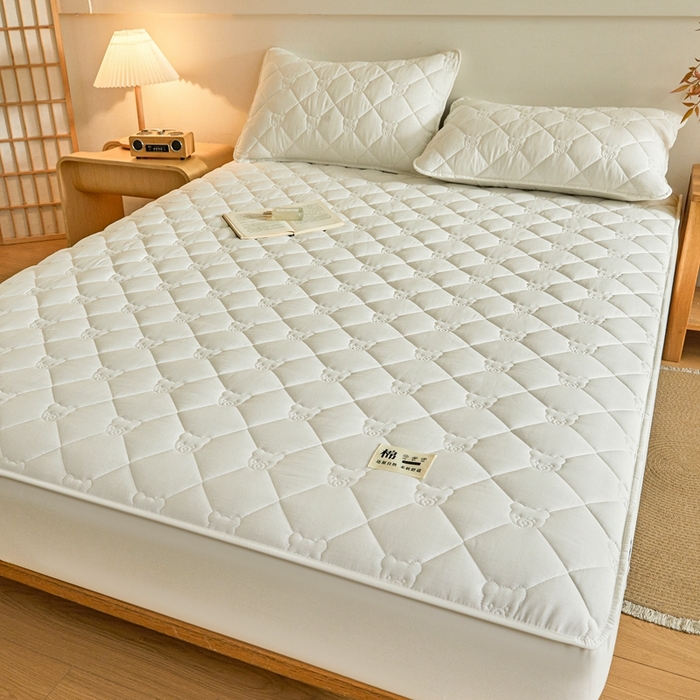 91家纺网 家纺一手货源 找家纺 卡诗兰 2026新款夹棉全棉床笠 小熊-珍珠白