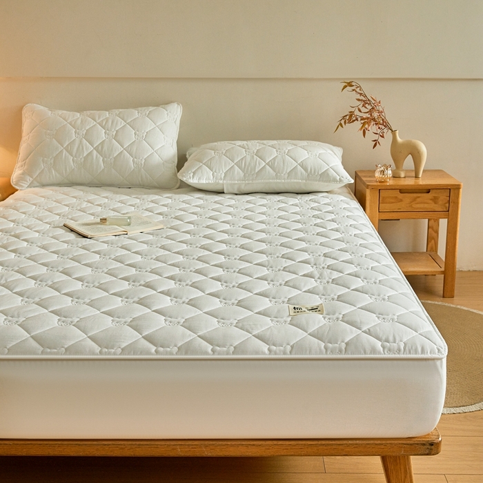 91家纺网 家纺一手货源 找家纺 卡诗兰 2026新款夹棉全棉床笠 小熊-珍珠白