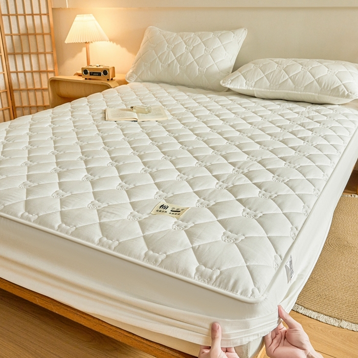 91家纺网 家纺一手货源 找家纺 卡诗兰 2026新款夹棉全棉床笠 小熊-珍珠白