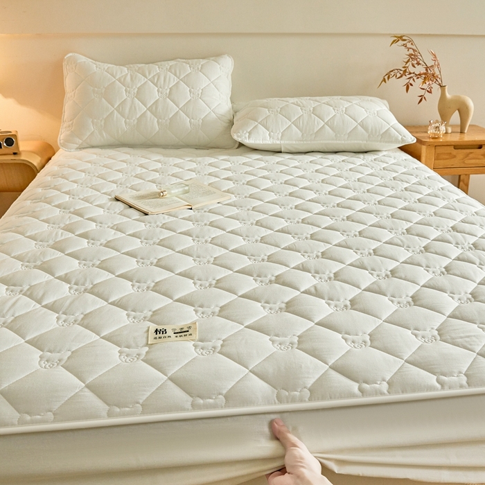 91家纺网 家纺一手货源 找家纺 卡诗兰 2026新款夹棉全棉床笠 小熊-珍珠白