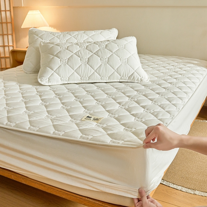 91家纺网 家纺一手货源 找家纺 卡诗兰 2026新款夹棉全棉床笠 小熊-珍珠白