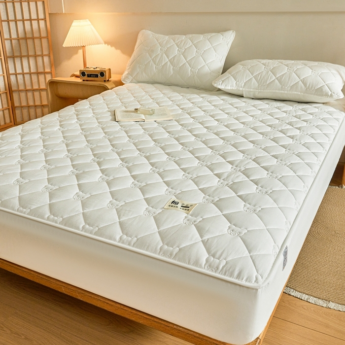 91家纺网 家纺一手货源 找家纺 卡诗兰 2026新款夹棉全棉床笠 小熊-珍珠白