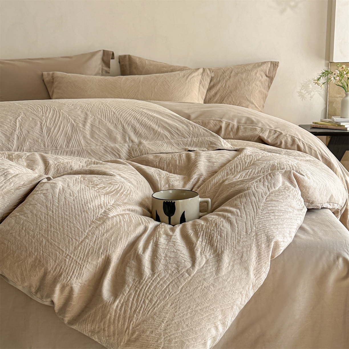 91家纺网 家纺一手货源 找家纺 笙意家纺 2025新款全棉纯棉60水洗亮面浮雕立体提花四件套 暗影羽织-金属灰