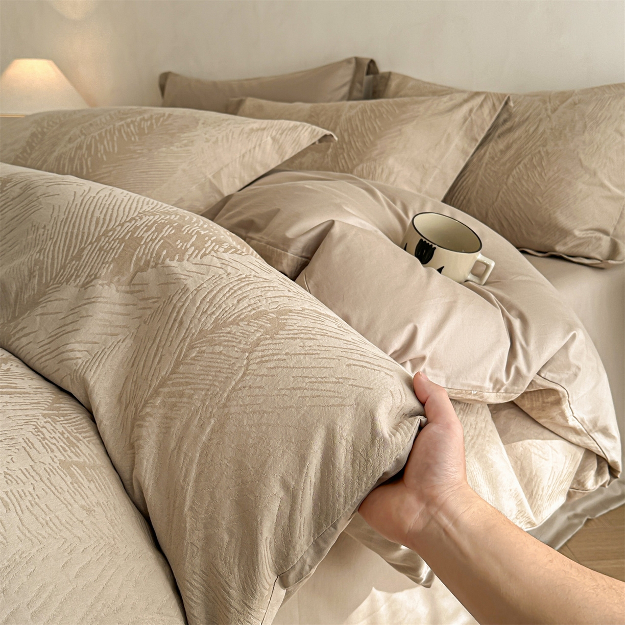 91家纺网 家纺一手货源 找家纺 笙意家纺 2025新款全棉纯棉60水洗亮面浮雕立体提花四件套 暗影羽织-金属灰